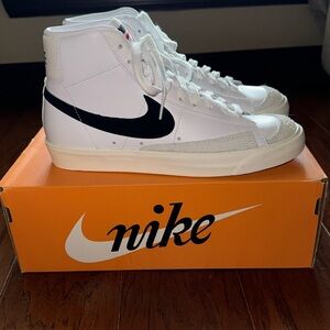 Nike Blazer Mid ‘77 Women’s size 10/Men’s size 8.5!